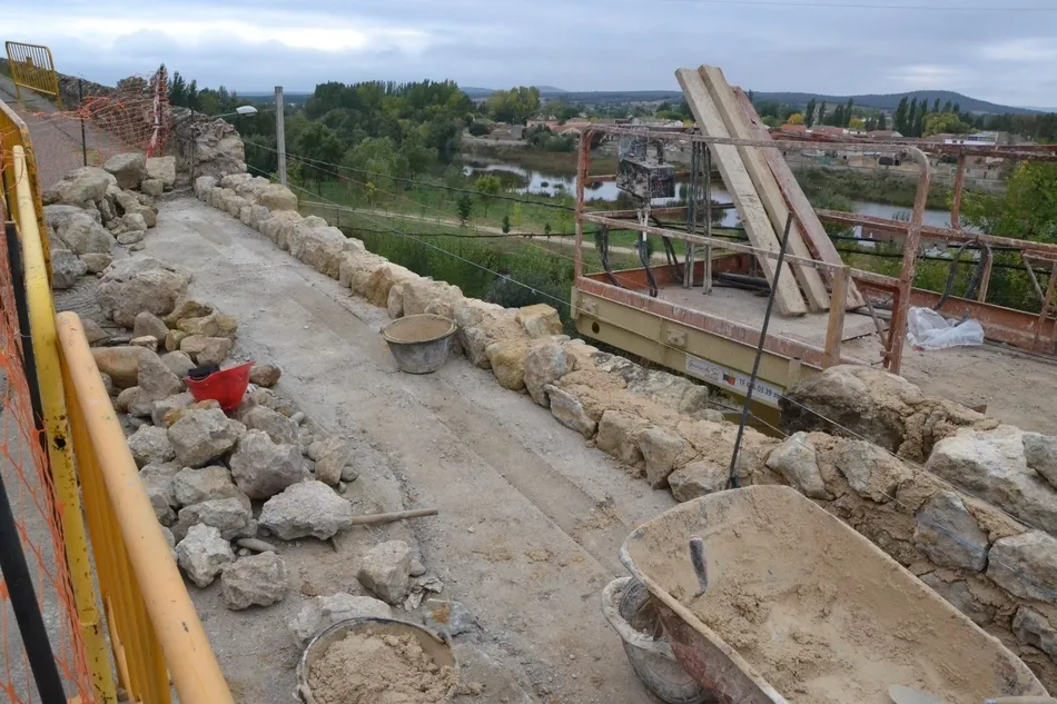 Foto 2 - El remate de las obras del muro de la Cuesta de Santiago complica la circulaci&oacute;n  
