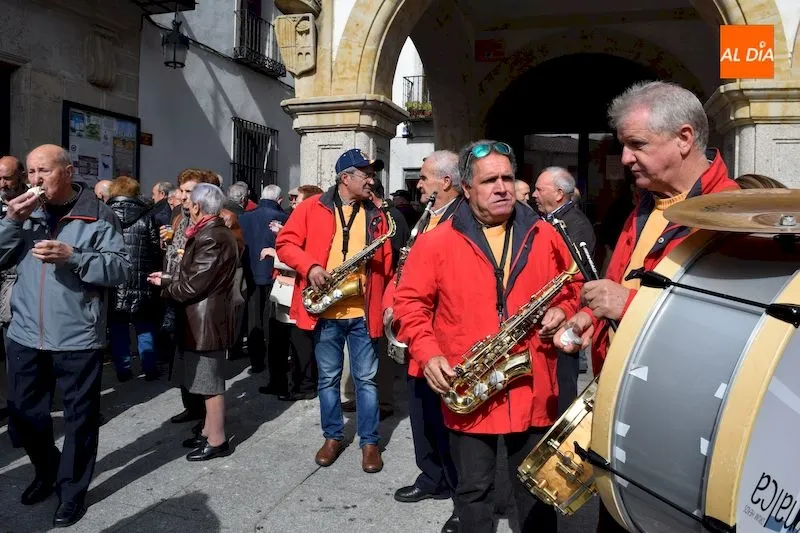 Foto 10 - La tercera edad disfruta de su d&iacute;a en las fiestas de Santa Teresa