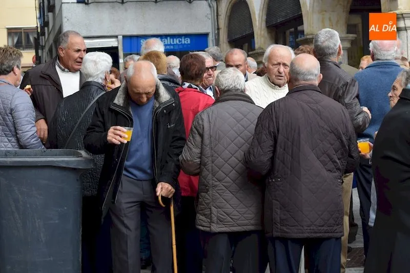 Foto 5 - La tercera edad disfruta de su d&iacute;a en las fiestas de Santa Teresa