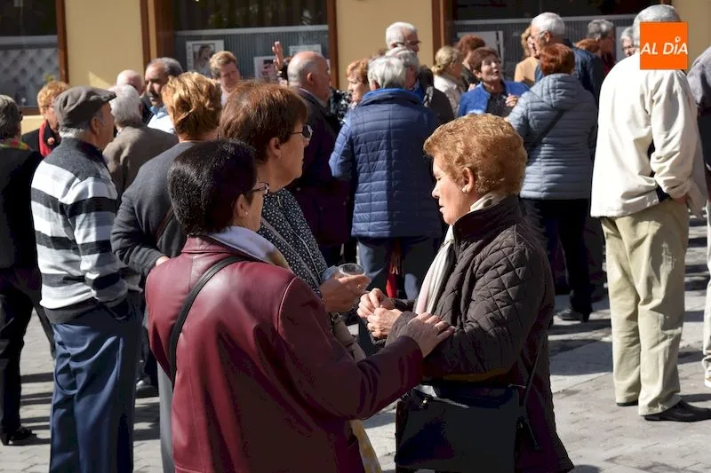 Foto 3 - La tercera edad disfruta de su d&iacute;a en las fiestas de Santa Teresa