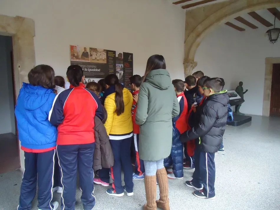 Foto 10 - Los alumnos del colegio Padres Trinitarios visitan la exposici&oacute;n &nbsp;&lsquo;Con A de astr&oacute;nomas&rsquo;  