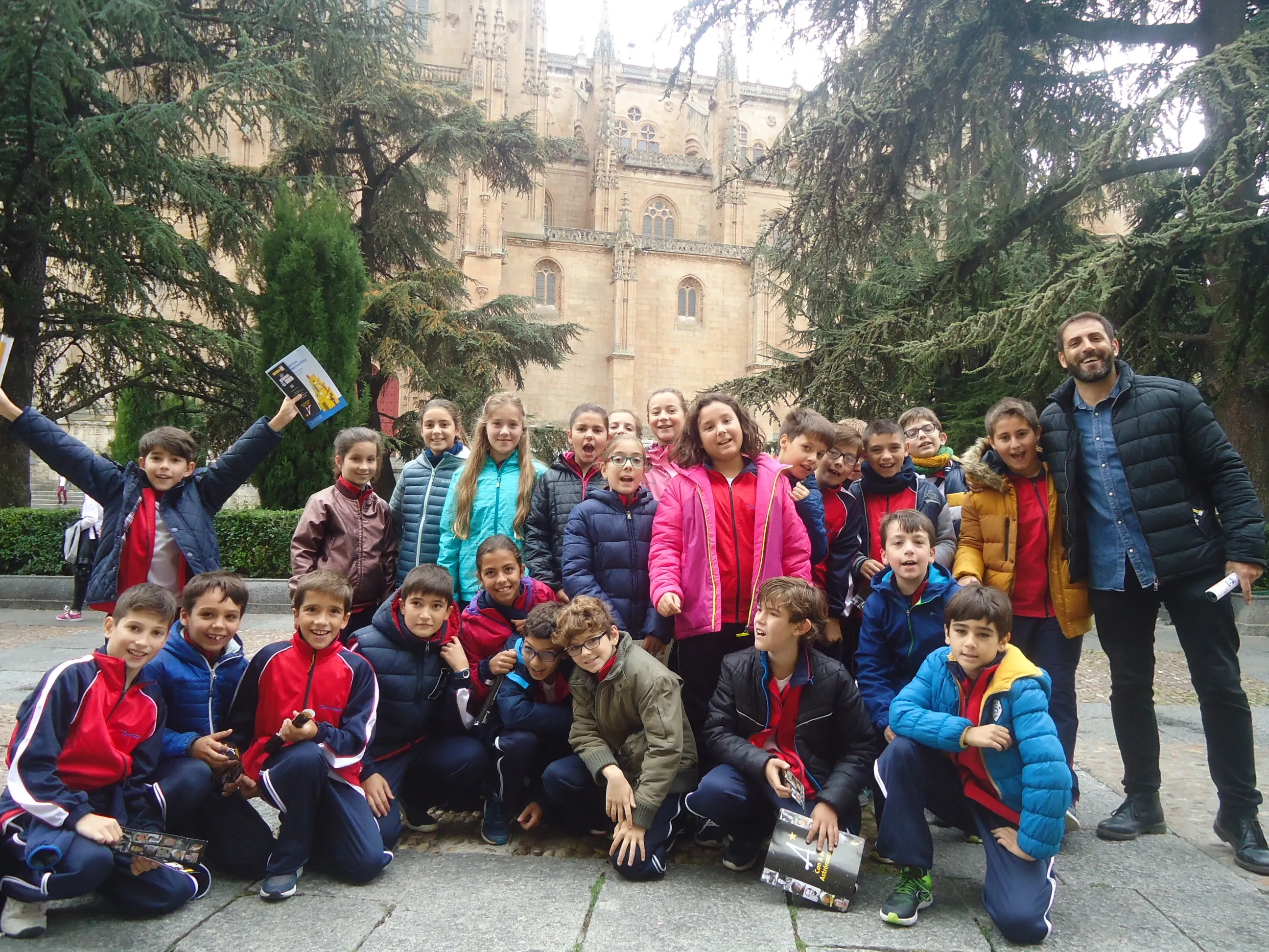 Foto 4 - Los alumnos del colegio Padres Trinitarios visitan la exposici&oacute;n &nbsp;&lsquo;Con A de astr&oacute;nomas&rsquo;  