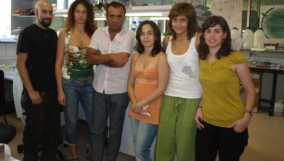 quipo del Laboratorio 9 del Centro del Cáncer: de izquierda a derecha, Francisco Collantes, Elena Llano, Alberto Martín Pendás, Cristina Gutiérrez, Yurema Herranz y Carmen Herrero. Foto: Dicyt