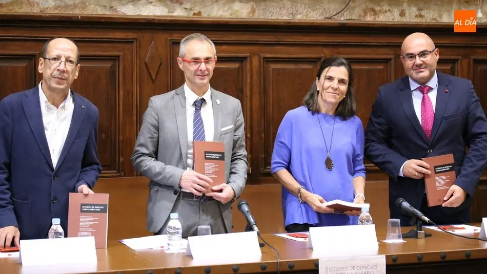 Marcos Fernando Pablo, Ricardo Rivero, Pilar Giménez y Daniel Terrón posan con la obra / Foto: Alberto Martín
