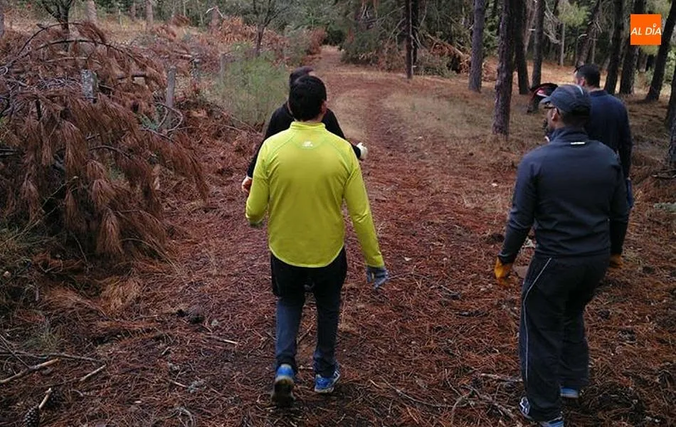 Los voluntarios trabajan en la preparación de los caminos que componen el trazado de la carrera. Foto: organización Jamountain Bike