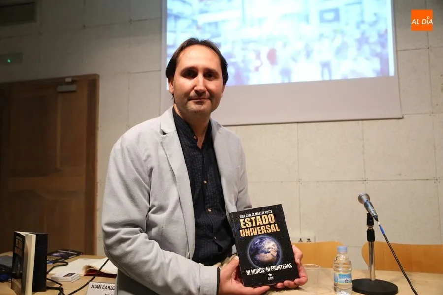  Juan Carlos Martín Yuste posa junto a su libro / Foto: Alberto Martín.