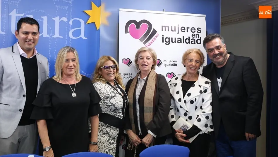 Los premiados, junto a miembros de la Asociación Mujeres en Igualdad y Pilar Fernández Labrador. Foto: Alberto Martín