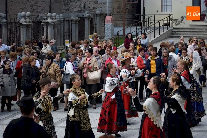 Las mujeres se concentran para vivir su día grande de las fiestas