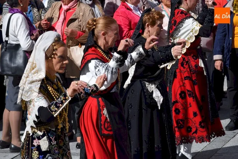 Foto 10 - Las mujeres se concentran para vivir su d&iacute;a grande de las fiestas