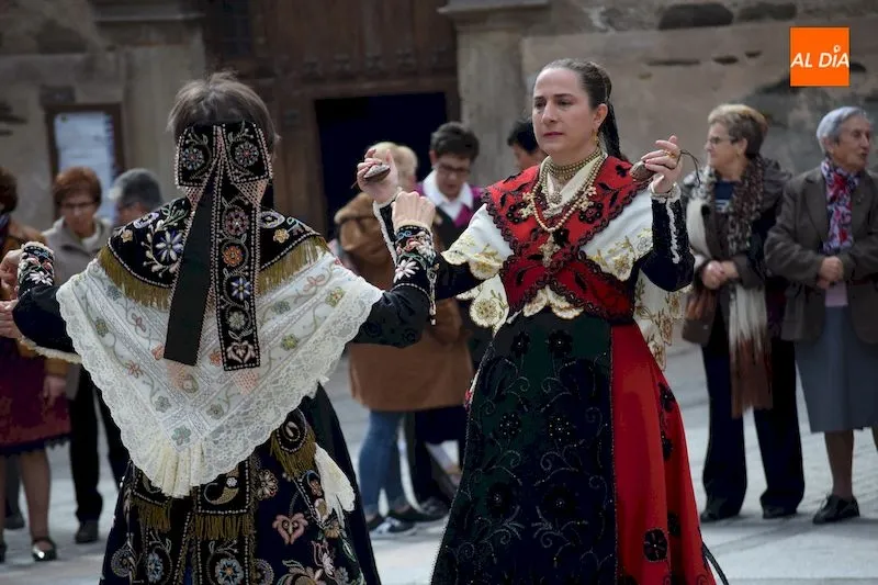 Foto 9 - Las mujeres se concentran para vivir su d&iacute;a grande de las fiestas