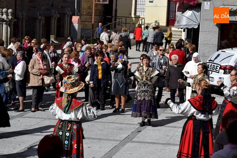 Foto 8 - Las mujeres se concentran para vivir su d&iacute;a grande de las fiestas