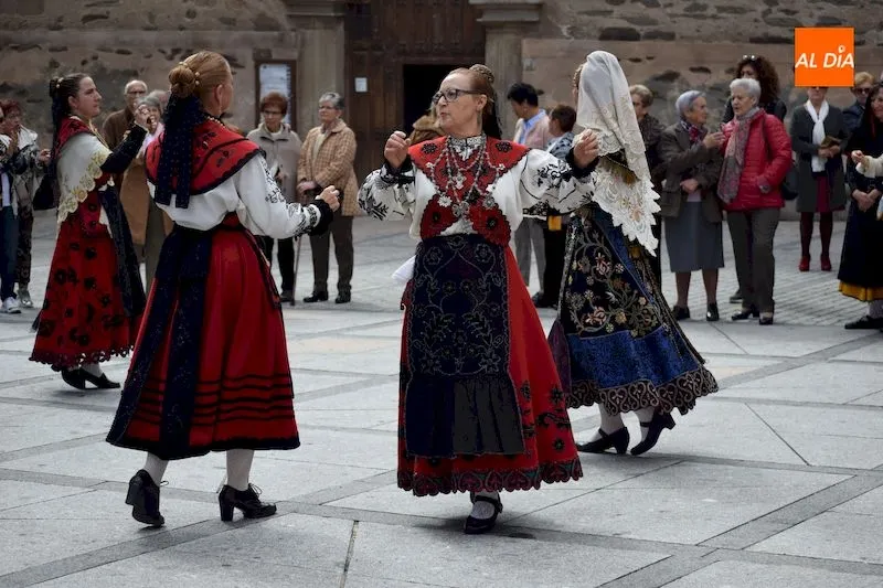 Foto 7 - Las mujeres se concentran para vivir su d&iacute;a grande de las fiestas