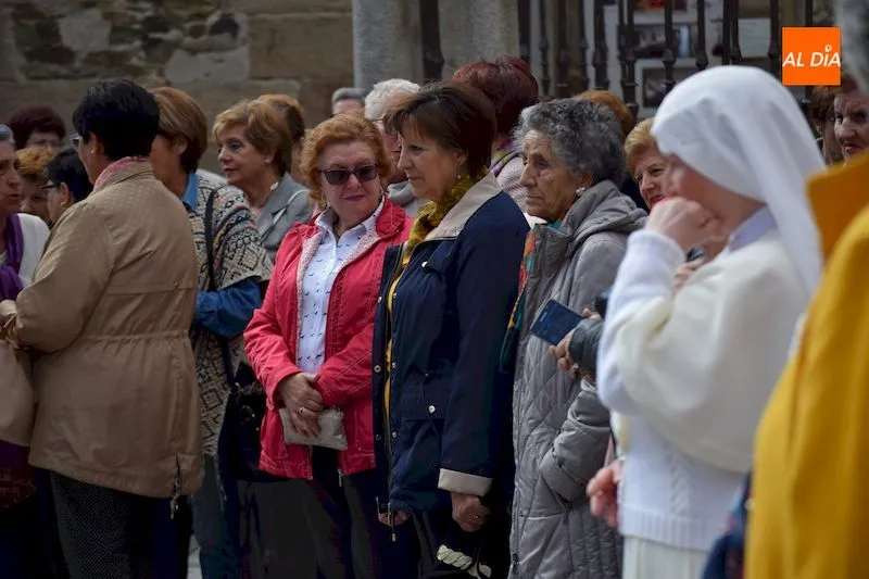 Foto 4 - Las mujeres se concentran para vivir su d&iacute;a grande de las fiestas