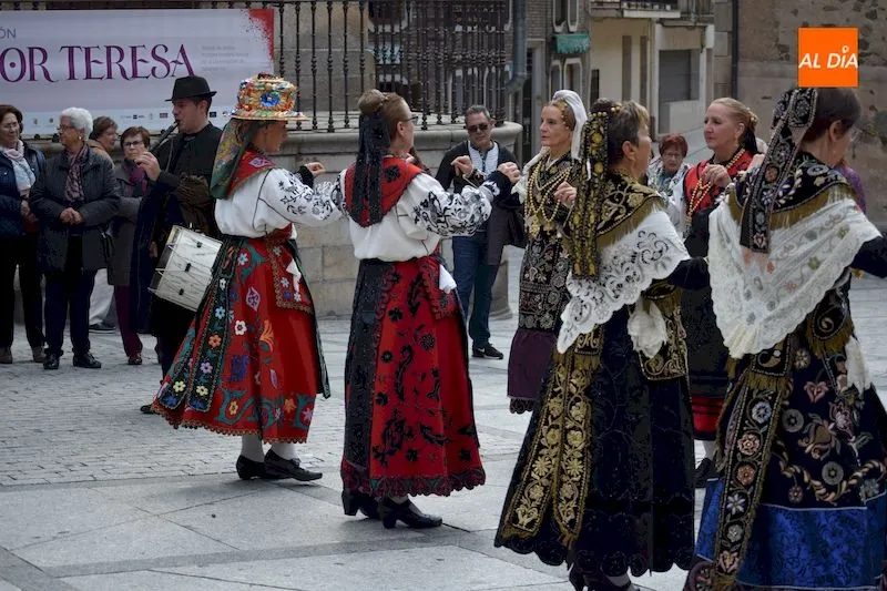 Foto 2 - Las mujeres se concentran para vivir su d&iacute;a grande de las fiestas
