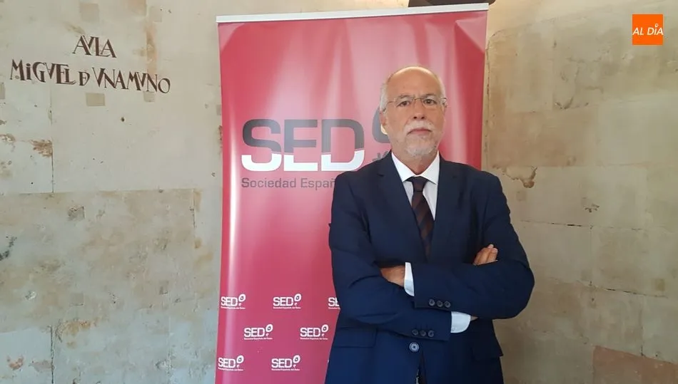 El profesor Juan Antonio Micó, presidente de la SED, en la Universidad de Salamanca