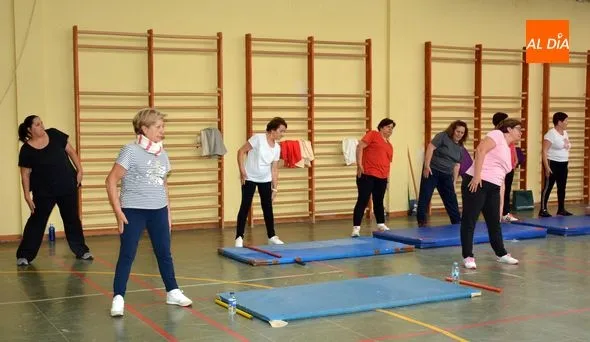 Foto 7 - Las mujeres de Lumbrales cuidan su salud f&iacute;sica con las clases de gimnasia