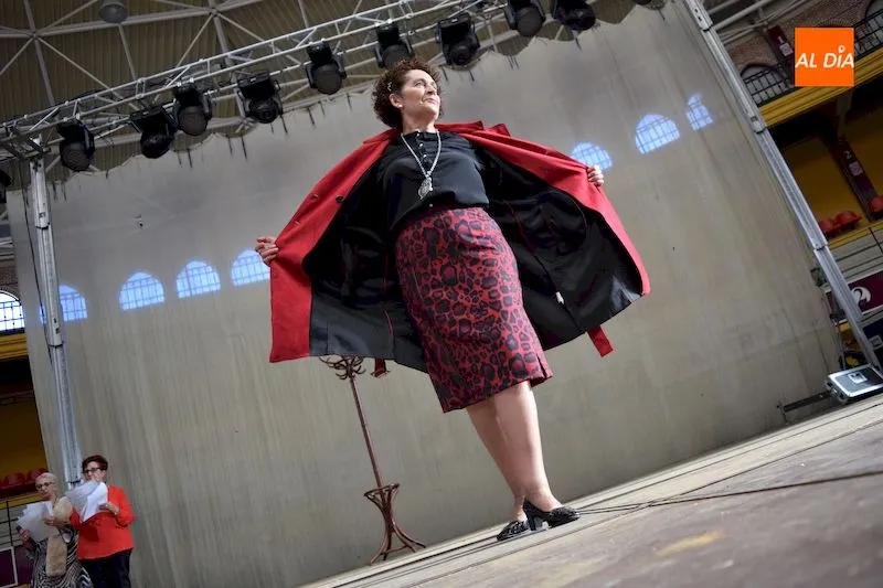 El desfile de moda y un sainete ponen el broche de oro al día de la mujer