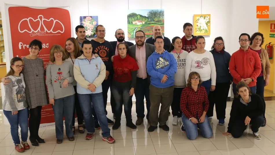 Jóvenes de AVIVA con el concejal de Juventud / Foto: Alberto Martín.