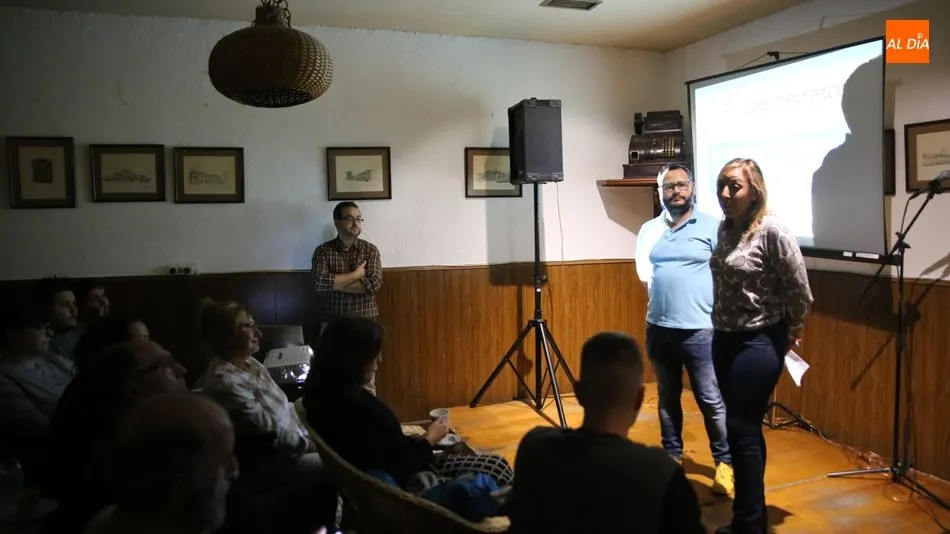 El ‘Café Científico’ de la Universidad de Salamanca en el Alcaraván / Foto: Alberto Martín.
