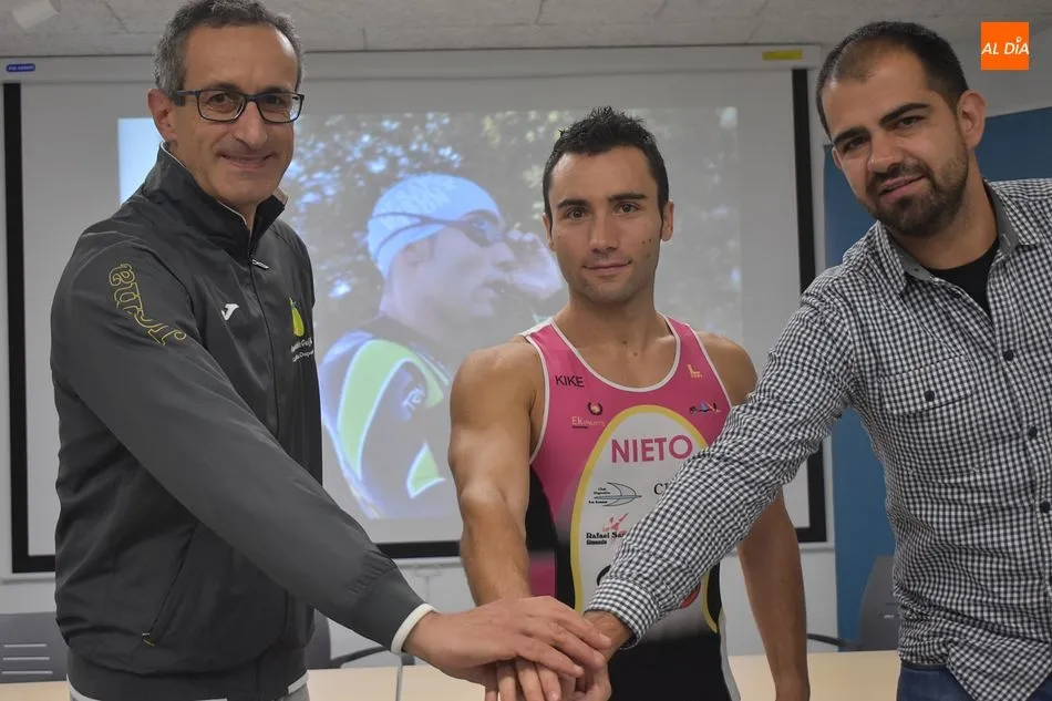 El coordinador de Deporte, Melchor Herráez, Kike Nieto y el concejal de Deportes, Carlos Arasa