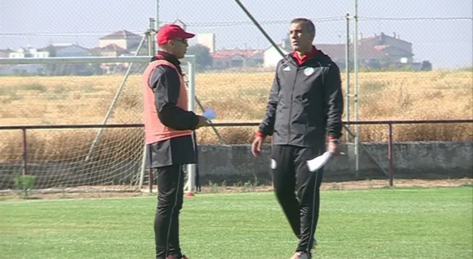 Robles (derecha) intercamia opinioniones ayer en Galindo y Perahuy con Antonio Calderón.