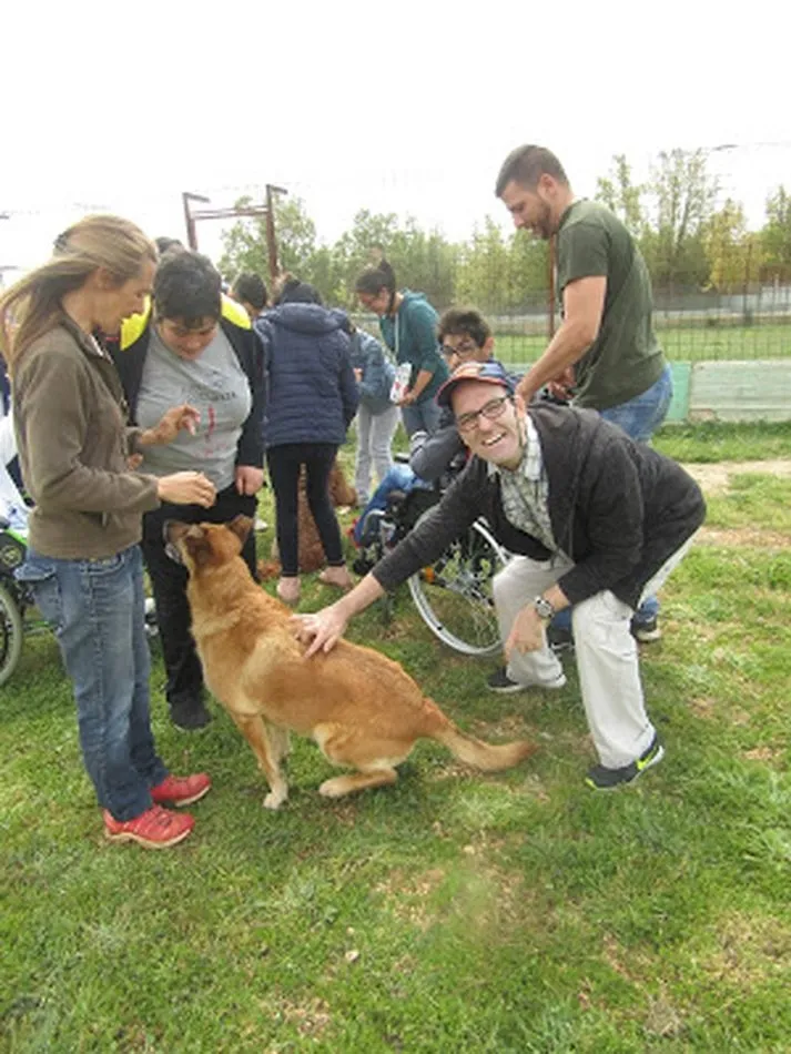 Foto 4 - Diecis&eacute;is j&oacute;venes de Aspace disfrutan de una jornada asistida con perros