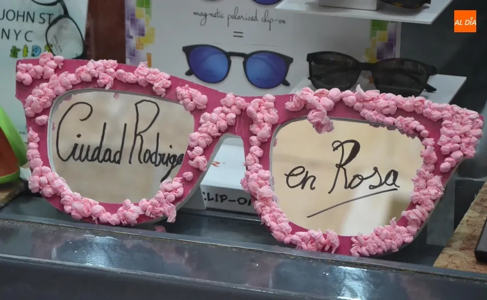 El color rosa invade los escaparates de los comercios mirobrigenses  