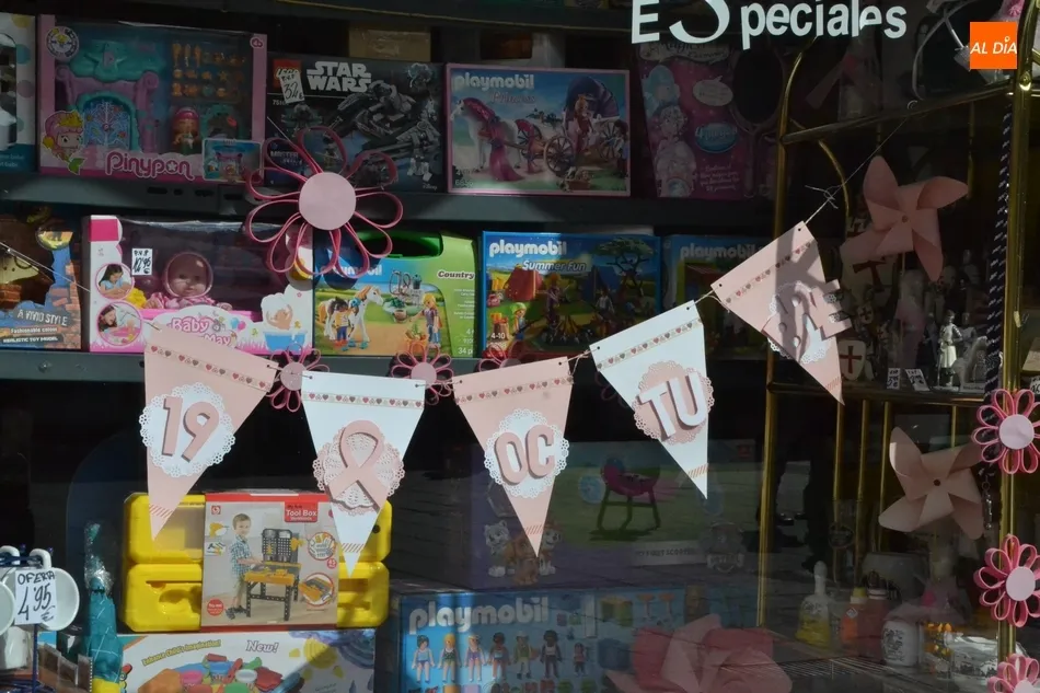Foto 8 - El color rosa invade los escaparates de los comercios mirobrigenses  