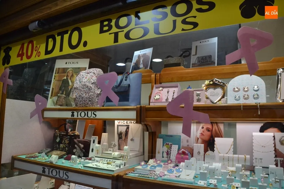 Foto 4 - El color rosa invade los escaparates de los comercios mirobrigenses  