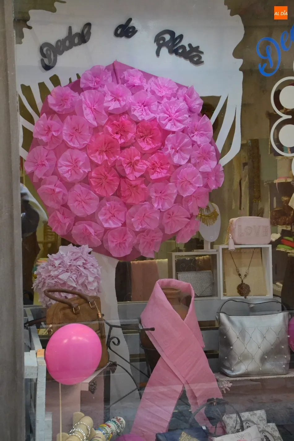 Foto 6 - El color rosa invade los escaparates de los comercios mirobrigenses  