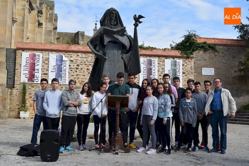 Los albenses participan en la lectura de poemas teresianos