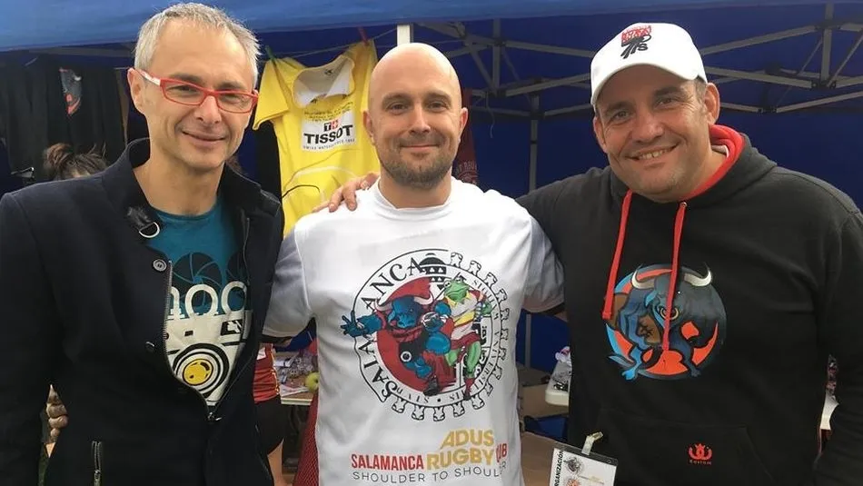 El rector, junto a dos históricos del rugby salmantino.