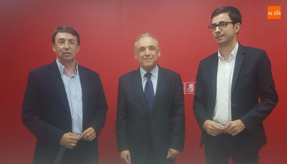 Rafael Simancas, junto a Fernando Pablos y José Luis Mateos, en la sede del PSOE de Salamanca