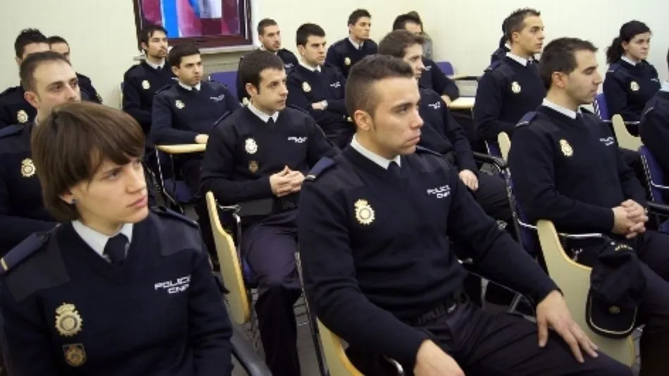 Varios alumnos de la Escuela, durante una clase.