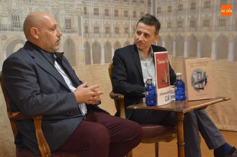 Foto 9 - Pedro L&oacute;pez presenta sus Cenizas de Manhattan en la Librer&iacute;a Santos Ochoa