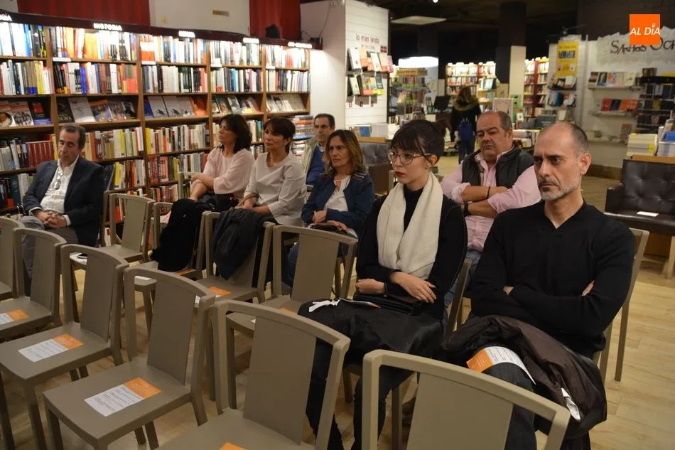Foto 6 - Pedro L&oacute;pez presenta sus Cenizas de Manhattan en la Librer&iacute;a Santos Ochoa