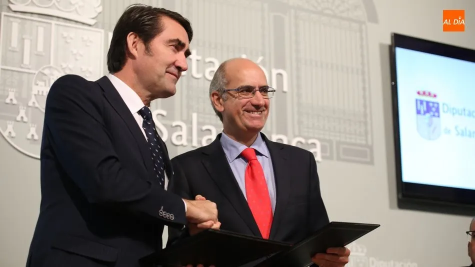 El consejero de Fomento y Medio Ambiente, Juan Carlos Suárez-Quiñones, y el presidente de la Diputación de Salamanca, Javier Iglesias, firman el convenio. Foto: Alberto Martín