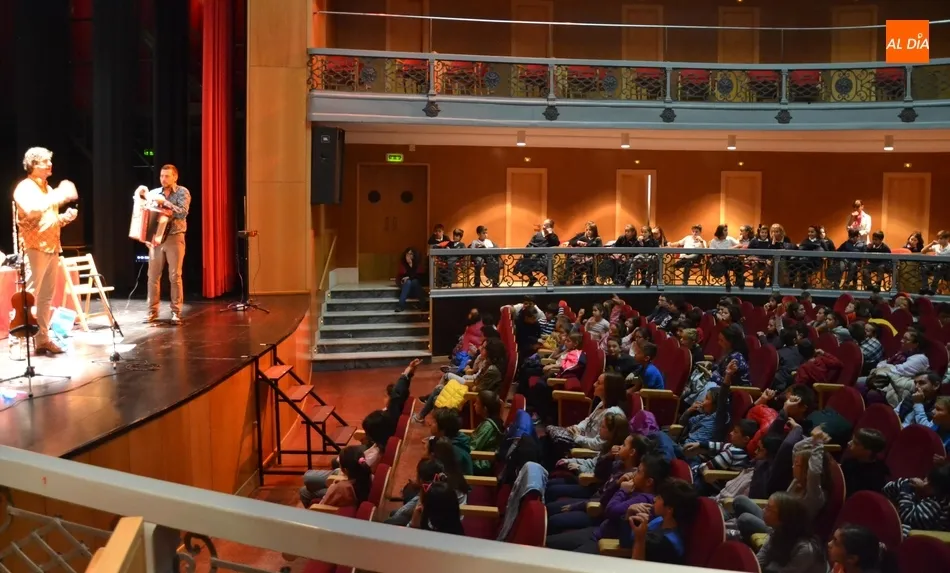Alumnos de 4º y 5º de Primaria disfrutan de una cita musical para abrir la Escuela de...