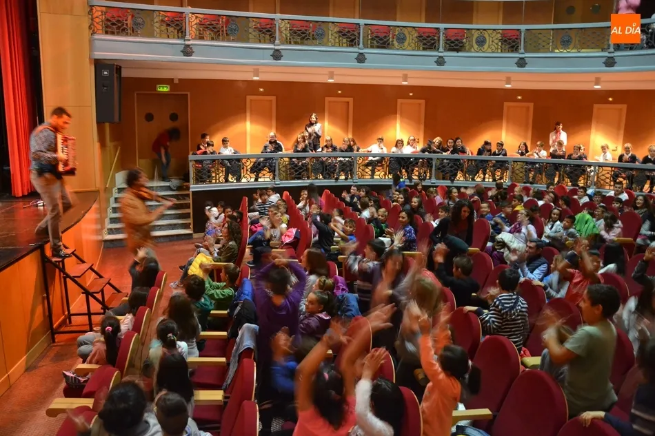 Foto 10 - Alumnos de 4&ordm; y 5&ordm; de Primaria disfrutan de una cita musical para abrir la Escuela de...
