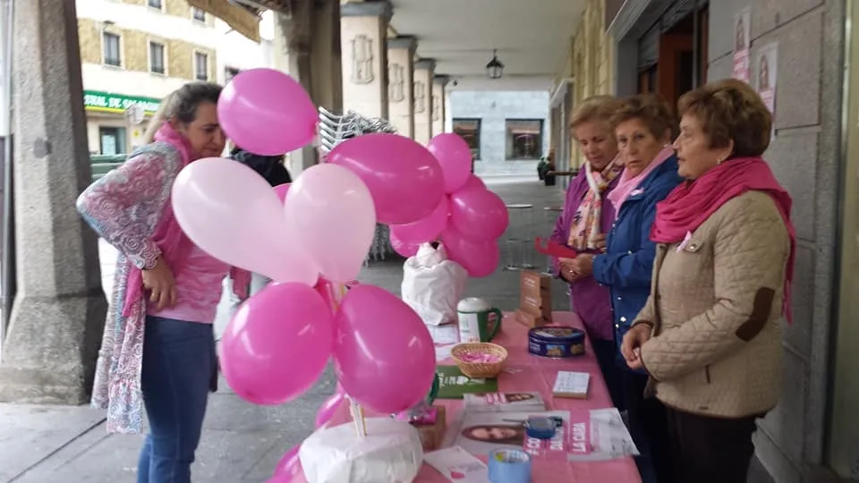 Foto 2 - La lectura del manifiesto inicia los actos del D&iacute;a Mundial contra el C&aacute;ncer de Mama