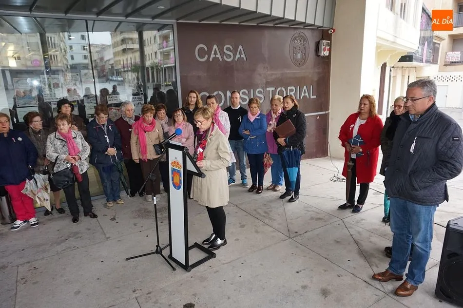 Yolanda Alonso, concejala de Bienestar Social, leyó el manifiesto del Día Mundial Contra el Cáncer