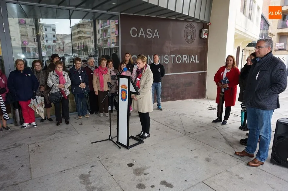 Foto 4 - La lectura del manifiesto inicia los actos del D&iacute;a Mundial contra el C&aacute;ncer de Mama