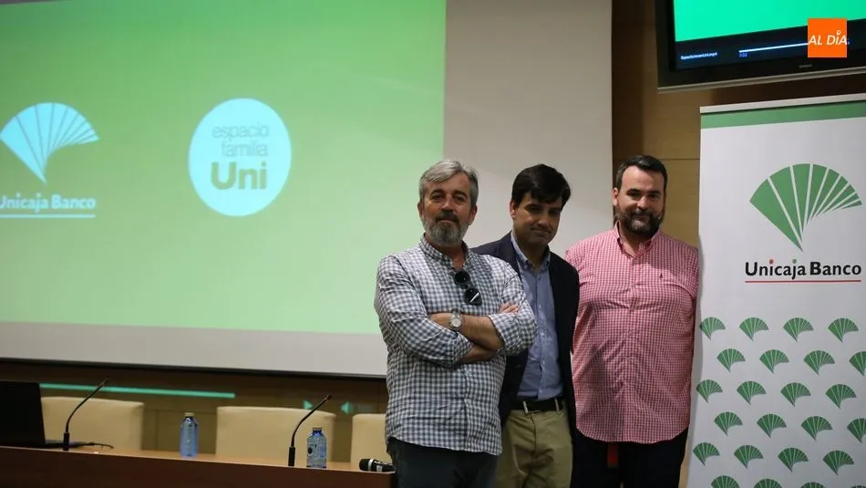 El ponente y los responsables de Kaiju y Unicaja Banco. Fotos: Alberto Martín