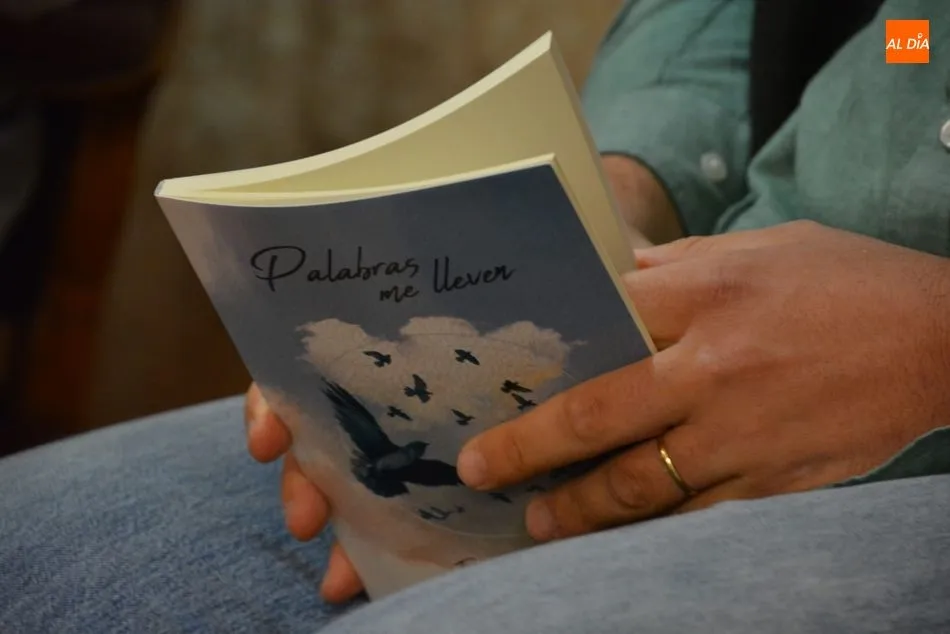 Foto 3 - El libro de poemas Palabras me lleven, de Francisco Rub&eacute;n Sosa, sale a sociedad en la Librer&iacute;a...