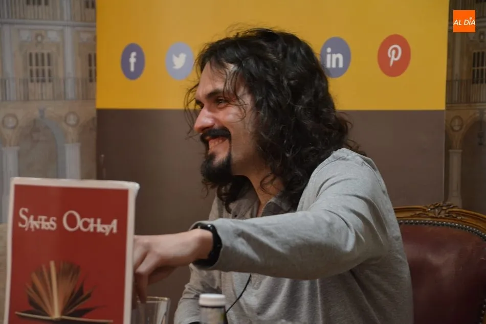 Foto 2 - El libro de poemas Palabras me lleven, de Francisco Rub&eacute;n Sosa, sale a sociedad en la Librer&iacute;a...