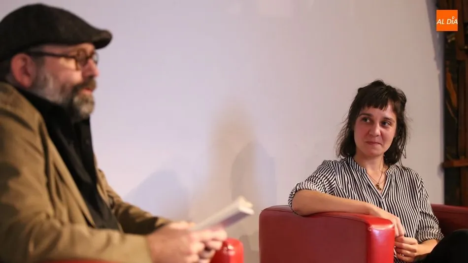 Rosa Hernández sigue la alocución de Blasco. Fotos: Alberto Martín