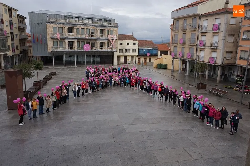 Los participantes formaron el lazo rosa gigante en la Plaza Mayor