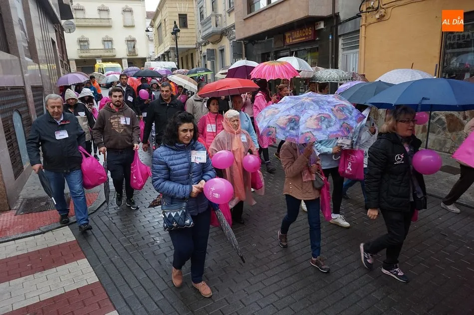 Foto 7 - La lluvia no puede con la marcha solidaria &lsquo;Caminamos por ti&rsquo;