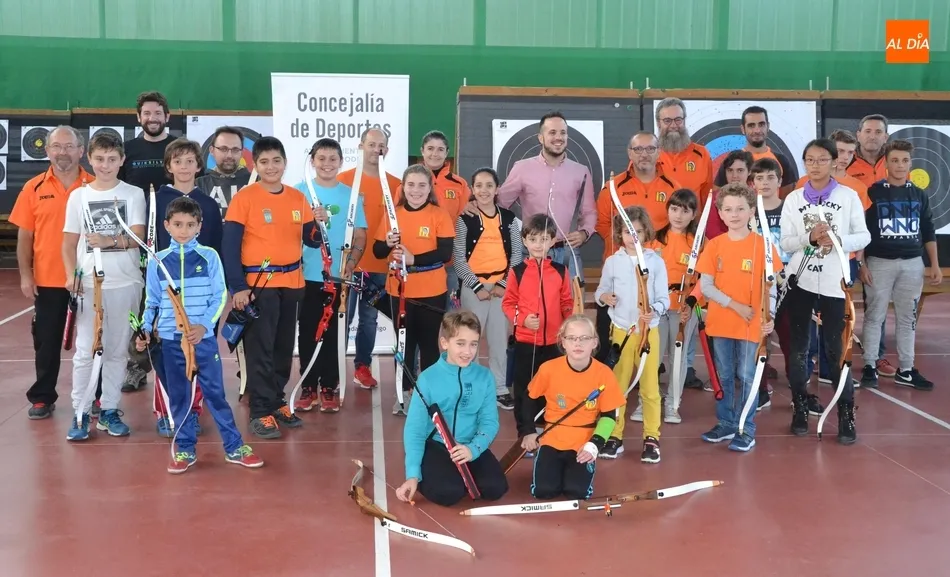 La Escuela de Tiro con Arco lanza las primeras flechas con overbooking de jóvenes arqueros  
