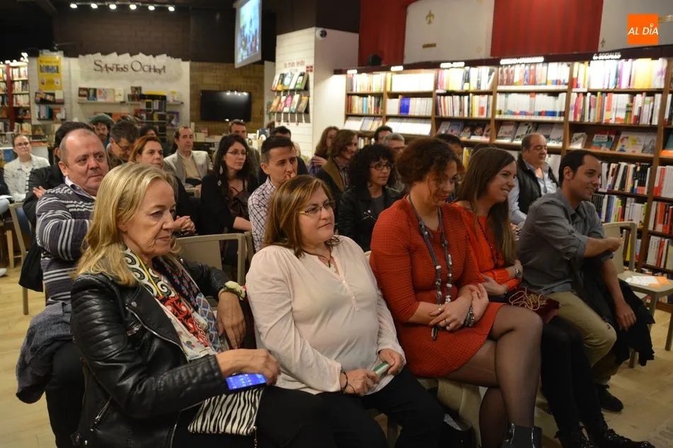 Foto 6 - El libro de poemas Palabras me lleven, de Francisco Rub&eacute;n Sosa, sale a sociedad en la Librer&iacute;a...